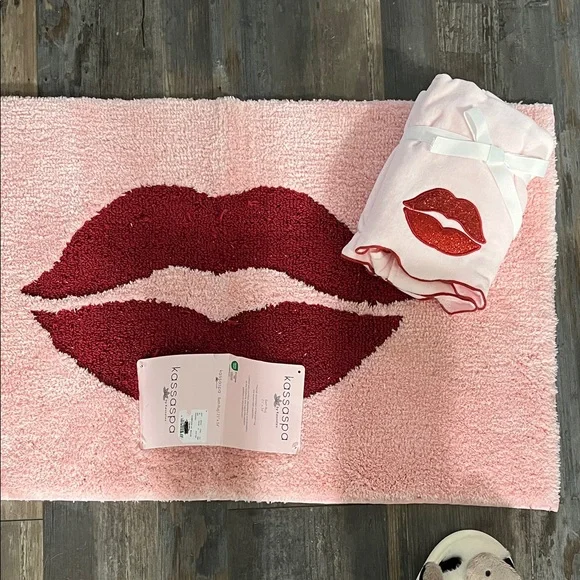 Kassatex Pink and Red Lip Bath Mat and 2 hand towels - Picture 3 of 6